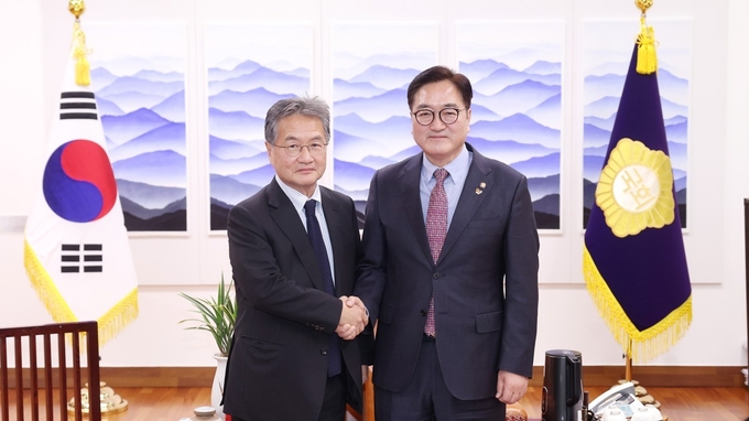우원식 국회의장이 16일(목) 오전 의장집무실에서 조셉 윤 주한미국대사대리를 만나 악수하며 포즈를 취하고 있다<br>
<br>
국회제공