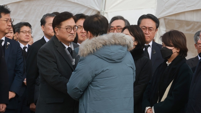 우원식 국회의장이 18일(토) 무안국제공항에서 열린 '12·29 제주항공 여객기 참사 희생자 합동추모식'에 참석해 유가족을 위로하고 있다.<br>
<br>
국회제공