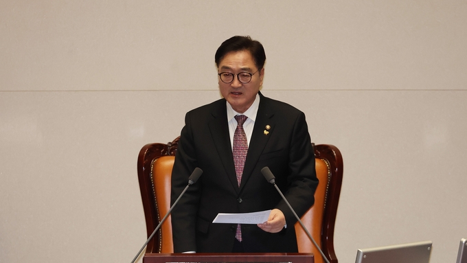 우원식 국회의장이 17일(금) 제421회국회(임시회) 제1차 본회의에서 모두발언을 하고있다 <br>
<br>
국회제공