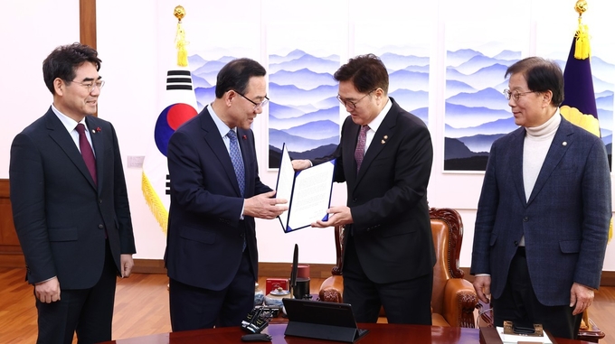우원식 국회의장이 17일(금) 오전 의장집무실에서 일본 특별방문단인 주호영(왼쪽에서 두 번째) 국회부의장과 윤후덕(네 번째)·이성권(첫 번째) 의원에게 친서를 전달하고 있다.<br>
<br>
국회제공