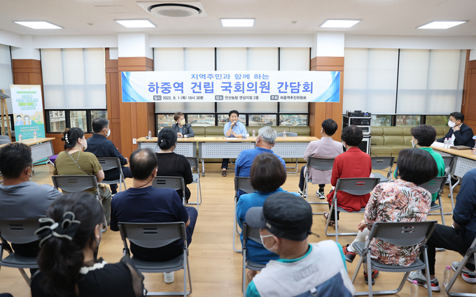 더불어민주당문정복 이 지역구에서 서해선 하중역 관련 설명을 하고있다 