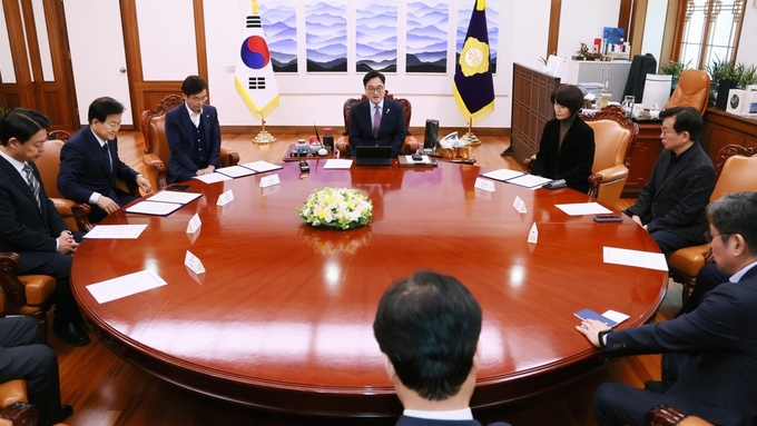 우원식 국회의장이 3일(월) 오후 의장집무실에서 미국 특별방문단과 유럽 특별방문단을 만나 당부의 말을 전하고 있다.<br>
<br>
국회제공
