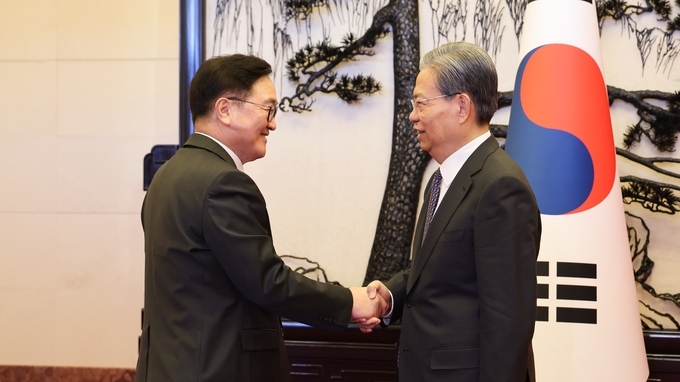 우원식 국회의장이 현지시간 5일(수) 오후 중국 베이징에서 자오 러지 전국인민대표대회(전인대) 상무위원장과 만나 악수하고 있다.<br>
<br>
국회제공