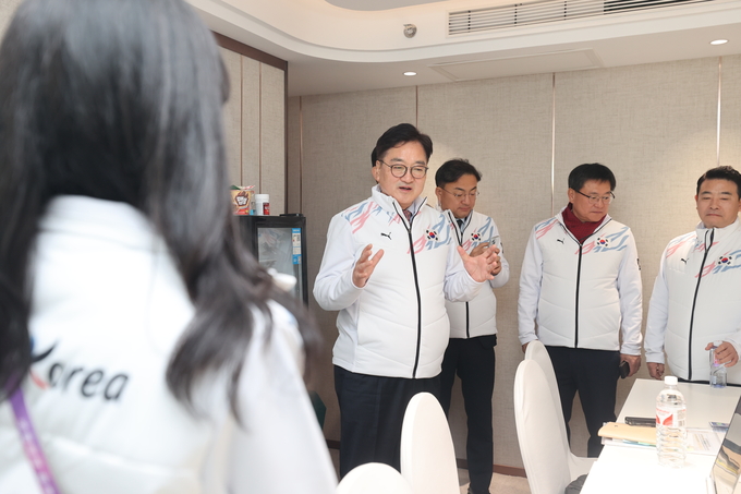 우원식 국회의장이 8일(토) 중국 하얼빈에 위치한 국가대표 선수촌을 찾아 선수단을 격려하고 있다<br>
<br>
국회제공