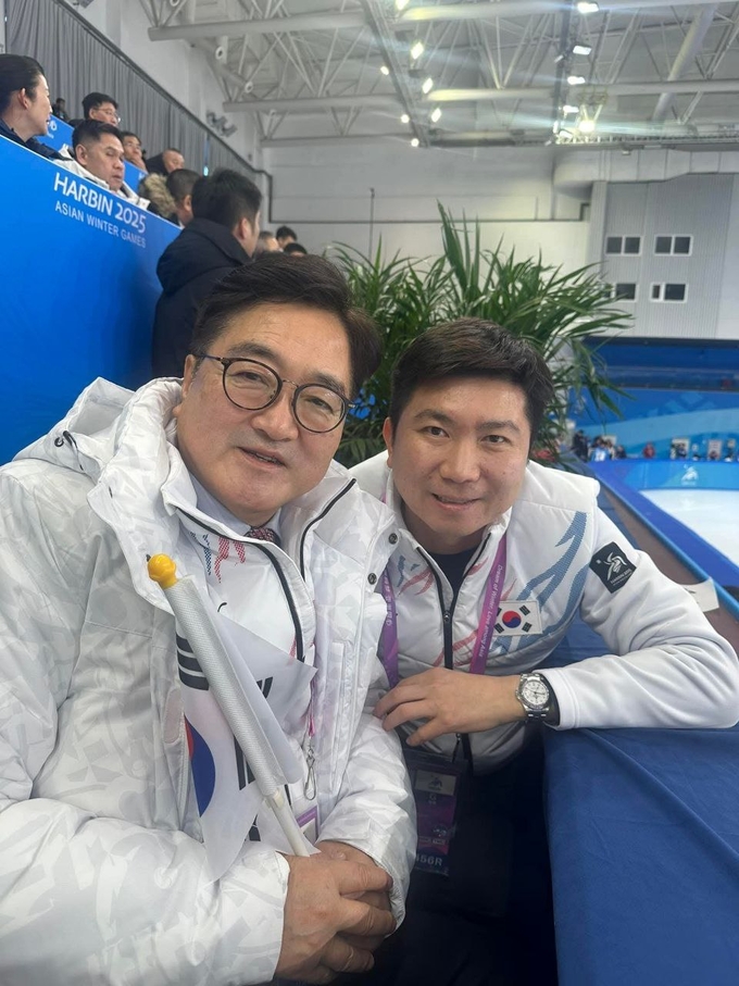 우원식 의장이 쇼트트랙 경기장에서 유승민 체육회장 당선인과 함께 촬영하고 있다.<br>
<br>
국회제공