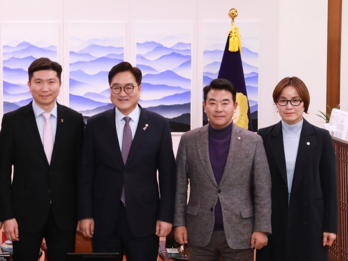 더불어민주당 임요경 의원은 우원식 국회의장, 박정 예결위원장과도 함께 만나 체육계 현안 논의 하고 포즈를 취했다 <br>
<br>
임오경 의원실 <br>
