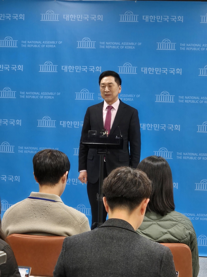국민의힘 기기현의원은11일 국회에서 기자회견을 열고 지난4일 황운하의원의 항소심 판결에 대해 문제가 있다는 지적과 끝까지 싸우겠다고 다짐하고있다 