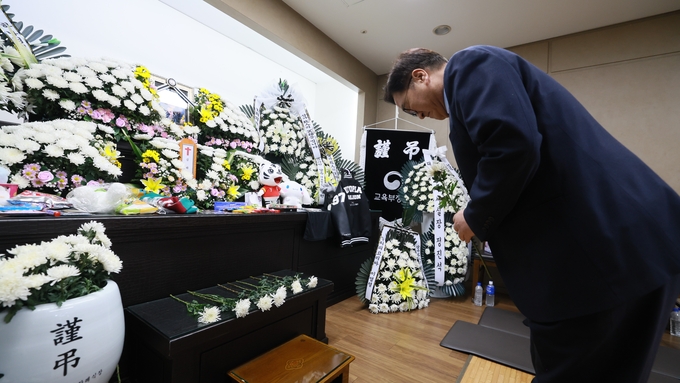 우원식 국회의장이 12일(수) 대전 서구 건양대학교 장례식장에 차려진 대전 초등학생 고(故) 김하늘 양의 빈소를 찾아 조문하고 있다.<br>
<br>
국회제공