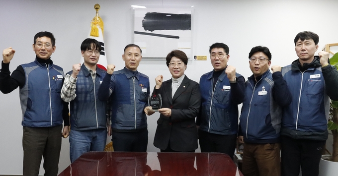 국민의힘 이달희 의원이 소방 공무원 관계자들과 포즈를 취했다 