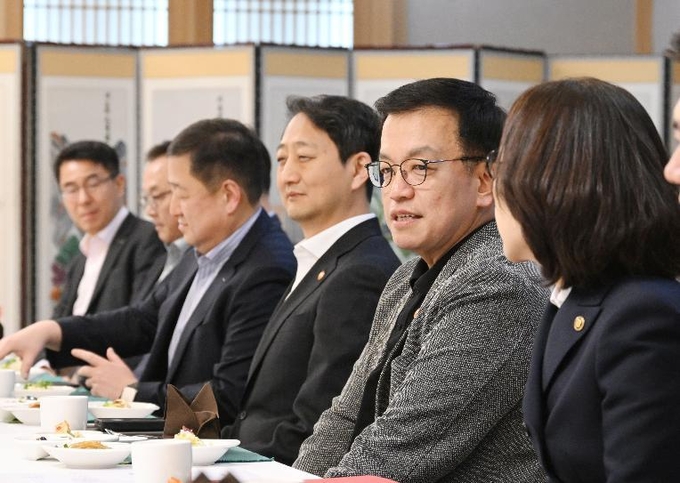 최상목 권한대행, 부총리 겸 기획재정부 장관 은 지난2.16(일)민간 경제사절단과 간담회 개최<br>
<br>
기획 재정부 