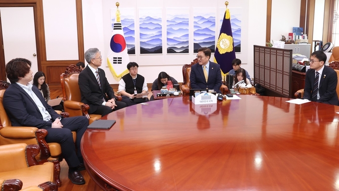 우원식 국회의장이 17일(월) 오후 의장집무실에서 김택우(왼쪽에서 두 번째) 대한의사협회 회장, 박단(첫 번째) 대한전공의협의회 비상대책위원장, 박주민(네 번째) 국회 보건복지위원장과 대화를 나누고 있다.<br>
<br>
국회제공