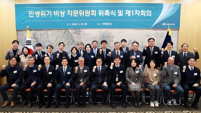 18일(화)오전 국회접견실에서 열린 우원식 국회의장 직속 자문기구 '민생위기 비상 자문위원회 위촉식 및 제1차 회의' 참석자들이 기념촬영을 하고 있다.<br>
<br>
국회제공<br>
