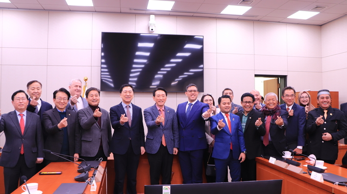 김석기 외교통일위원장,데이브 락소노 인도네시아 제1분과위원회 부위원장 일행과 포즈를 취했다 <br>
<br>
국회제공