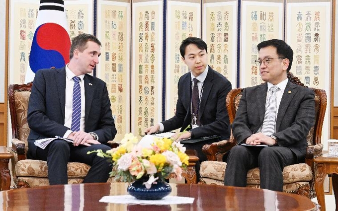 최상목 권한대행 부총리 겸 기재부 장관,<br>
체코 블첵 산업통상부 장관 접견