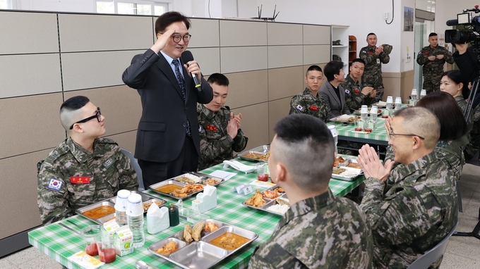 우원식 국회의장이 19일(수) 해병대 1사단을 방문해 장병들과 오찬을 함께하고 있다.<br>
<br>
국회제공