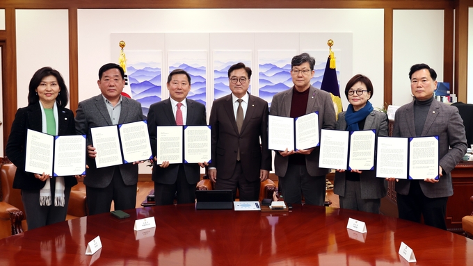 우원식 국회의장이 20일(목) 오후 의장집무실에서 프랑스·체코 특별방문단과 기념촬영을 하고 있다. 왼쪽부터 강경숙 의원, 박성민 의원, 이철규 의원(단장), 우 의장, 김남근 의원, 진선미 의원, 김승수 의원.<br>
<br>
국회제공