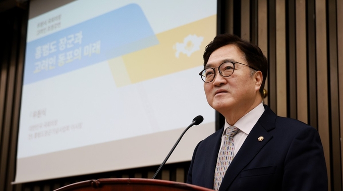 우원식 국회의장이 25일(화) 오전 국내 거주 중인 고려인 학생·청년 130명을 국회로 초청해 강연을 하고 있다<br>
<br>
국회제공