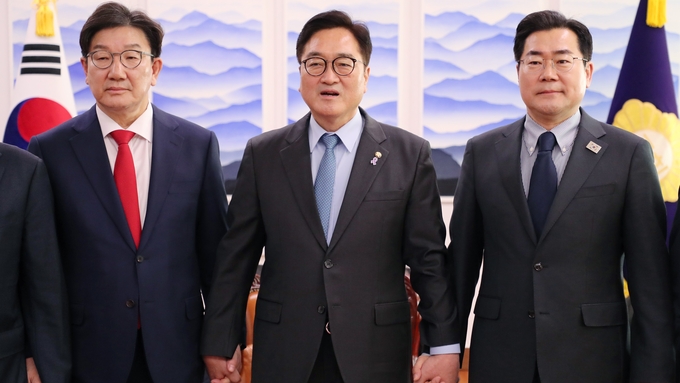 26일(수) 오전 우원식(가운데) 국회의장 집무실에서 권성동(왼쪽) 국민의힘 원내대표, 박찬대 더불어민주당 원내대표가 회동에 앞서 손을 맞잡고 포즈를 취했다 <br>
<br>
국회제공