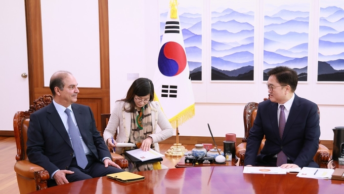 우원식 국회의장이 27일(목) 오전 의장집무실에서 사미 알 사드한 주한사우디아라비아대사를 접견하고 환담하고있다<br>
<br>
국회제공
