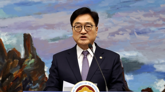 우원식 국회의장이 27일(목) 의장집무실에서 진행한 현안 관련 기자회견에서 발언하고 있다.언하고 있다<br>
<br>
국회제공