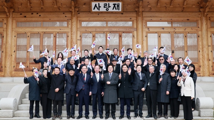 우원식 국회의장이 28일(금) 제106주년 3·1절을 앞두고 독립운동가 후손들을 국회 사랑재로 초청해 기념촬영을 하고 있다.(