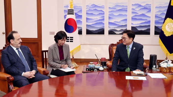 우원식 국회의장이 4일(화) 오전 의장집무실에서 알 라쉬디 주한쿠웨이트대사와 환담 을 나누고 있다<br>
<br>
국회제공