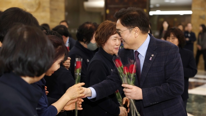 우원식 국회의장이 7일(금) 오후 국회사무처 여성노동자들에게 장미를 전달하고 있다.<br>
<br>
국회제공