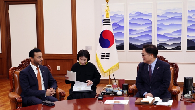 우원식 국회의장이 7일(금) 오후 의장집무실에서 알 누아이미 주한UAE대사를 만나 환담를 나누고 있다.<br>
<br>
국회제공