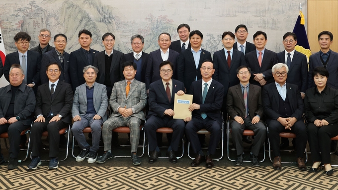 우원식 국회의장이 11일(화) 오전 국회접견실에서 한국재생에너지산업발전협의회 대표들과 기념촬영을 하고 있다<br>
<br>
국회제공