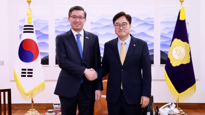 우원식 국회의장이 12일(수) 오전 의장집무실에서 알리셰르 압두살로모프 주한우즈베키스탄대사와 포즈를 취하며 악수하고 있다.<br>
<br>
국회제공