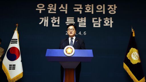 우원식 국회의장이 6일(일) 오후 국회 사랑재에서 기자회견을 열고 '개헌 제안 대국민 담화문'을 발표 하고있다<br>
<br>
국회제공