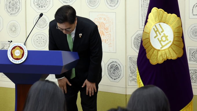 우원식 국회의장이 4일(금) 오후 의장접견실에서 대국민 특별담화문을 발표한 후 국민에게 인사하고 있다<br>
<br>
국회제공