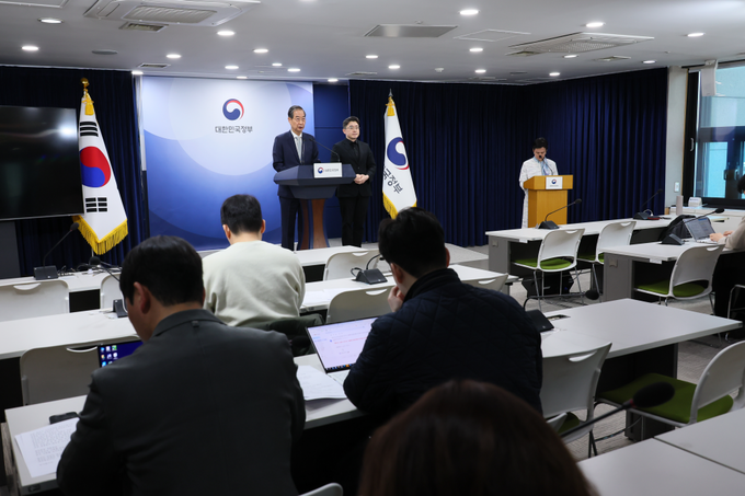 한덕수 대통령 권한대행 국무총리가 4일 세종대로 정부서울청사에서 헌법재판소의 윤석열 대통령 파면 선고 관련 대국민 담화를 하고 있다.<br>
<br>
국무총리실