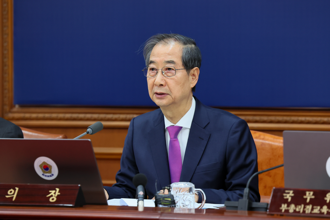 한덕수 대통령 권한대행 국무총리가 8일 세종대로 정부서울청사에서 열린 국무회의를 주재, 모두발언을 하고 있다<br>
열흘 뒤 임기가 종료되는 문형배 헌법재판소장 직무대행과 이미선 헌법재판관의 후임자로 이완규 법제처장과 함상훈 서울고등법원 부장판사를 지명<br>
국무총리실 