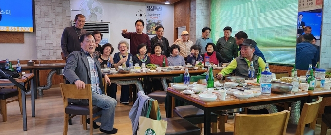 지난 12일 부강면 모차에서 금우들이 만나 우애를 다지고있다 