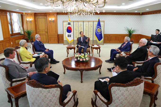 한덕수 대통령 권한대행 국무총리가 23일 세종대로 정부서울청사에서 美 학계·전직 인사 대표단을 접견, 인사 및 환담을 나누고 있다.<br>
<br>
국무총리실 