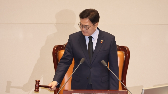 본회의를 주재하고 있는 우원식 국회의장.<br>
<br>
국회제공