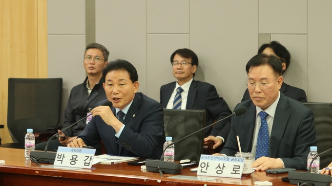 더불어민주당 박용갑(왼쪽) 의원이 24일(목) 국회의원회관 제1세미나실에서 열린 '서울 지하철 9호선 신안산선 지반침하 사고 재발 방지를 위한 국회 긴급 토론회'에서 인사말을 하고 있다<br>
<br>
국회제공