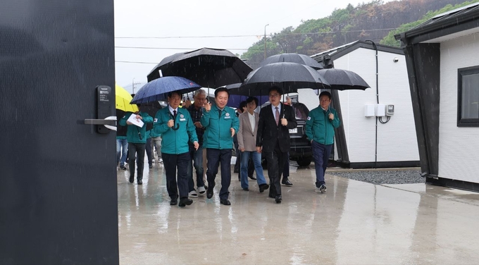 우원식 의장, 안동 산불 피해 성금 전달 및 이재민 위로 하며 걷고있다 <br>
<br>
국회제공<br>
<br>
