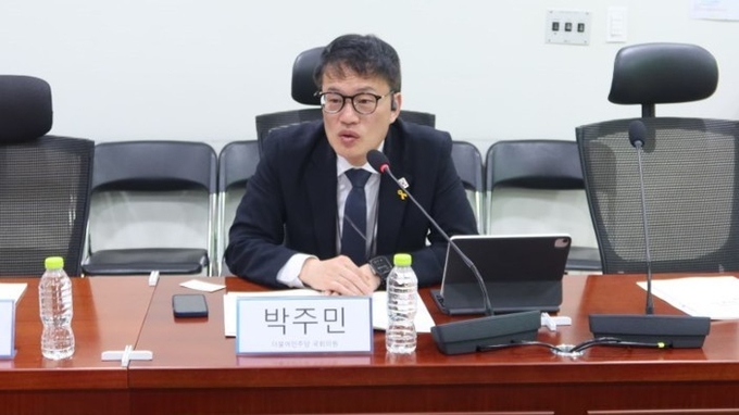 토론회를 주최한 더불어민주당 박주민 의원이 30일(수) 국회의원회관 제5간담회실에서 열린 '과도한 채권추심 방지-금융소비자 보호를 위한 입법 토론회'에서 인사말을 하고 있다