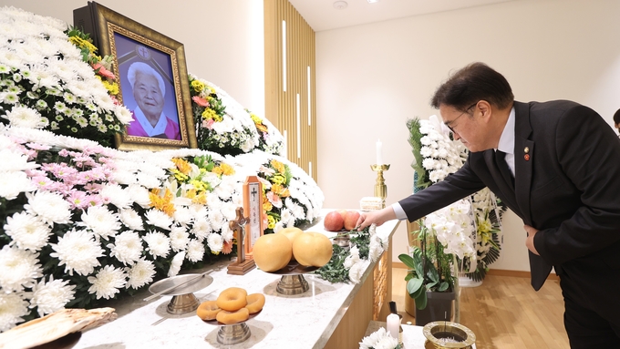 우원식 국회의장이 12일(월) 오후 경기 용인시 소재 쉴낙원 경기장례식장을 찾아 전날(11일) 저녁 별세한 일본군 위안부 피해자 이옥선 할머니를 조문하고 있다.<br>
<br>
국회제공