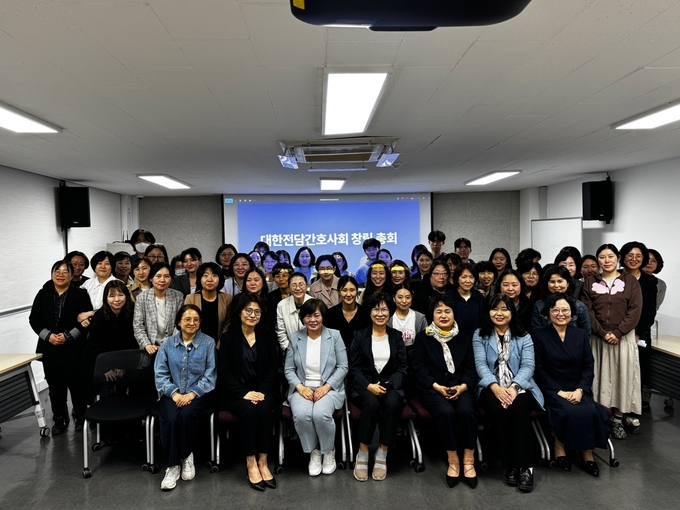 대한전담간호사회가 5월 12일 창립총회를 열고 공식 출범했다. 초대 회장에는 이미숙 베스티안 서울병원 이사(사진 앞줄 우측에서 네 번째)가 선출됐다