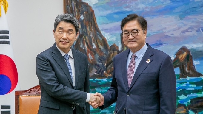 우원식 국회의장이 15일(목) 국회를 찾은 이주호 대통령 권한대행 겸 사회부총리와 악수하며 포즈를 취하고 있다.<br>
<br>
국회제공