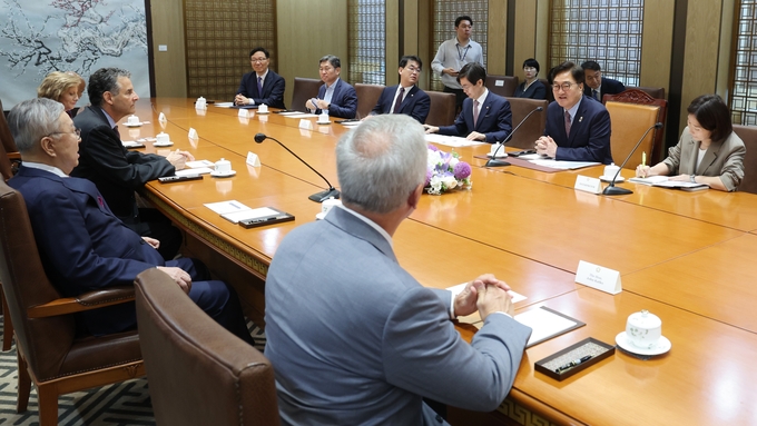 우원식 국회의장이 15일(목) 국회접견실에서 김창준(Jay C. Kim) 미국 전 연방하원의원, 전직 연방하원의원 방한단과 대화를 나누고있다 <br>
<br>
국회제공