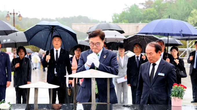 우원식 국회의장이 16일(금) 오후 광주 북구 운정동의 국립5·18민주묘지를 찾아 헌화·분향하고 있다<br>
<br>
국회제공