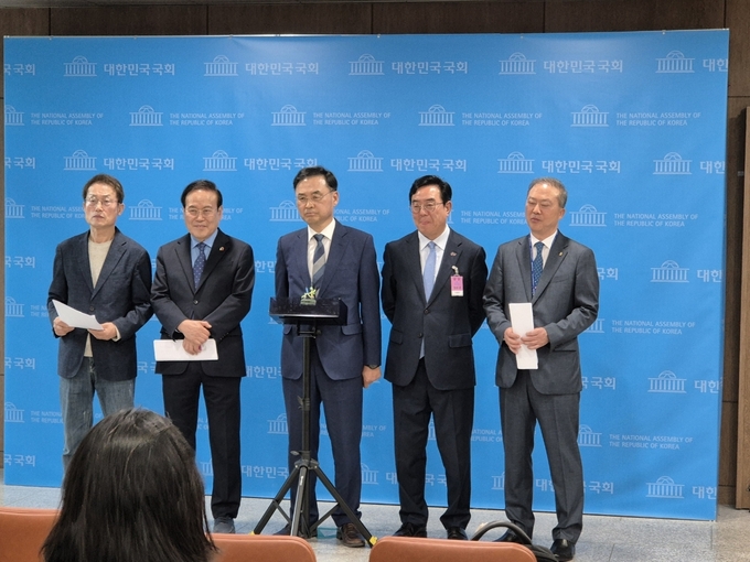 가칭)서울대 10만들기 를 전략추진하고 있는 전 .현직 총장과 교육감 들이 20일 국회에서 기자회견후 기자들의 질문에 답하고있다 