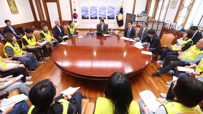 우원식 국회의장이 22일(목) 오후 의장집무실에서 '홈플러스 사태 해결 공동대책위'와 마트노조 관계자들을 만나 홈플러스 정상화 방안을 논의하고 있다<br>
<br>
국회제공<br>
