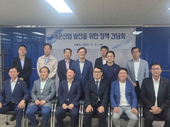 더불어민주당전재수 위원장이 간담회관계자들과 함께 했다 