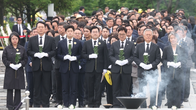 23일(금) 오후 경남 김해시 봉하마을에서 열린 노무현 전 대통령 16주기 추도식에서 (왼쪽부터)용혜인 기본소득당 대표, 천하람 개혁신당 상임선대위원장, 김용태 국민의힘 비상대책위원장, 박찬대 더불어민주당 당대표 직무대행 겸 원내대표, 우원식 국회의장, 문재인 전 대통령, 김정숙 여사가 노 전 대통령 묘역을 참배하고 있다<br>
<br>
국회제공