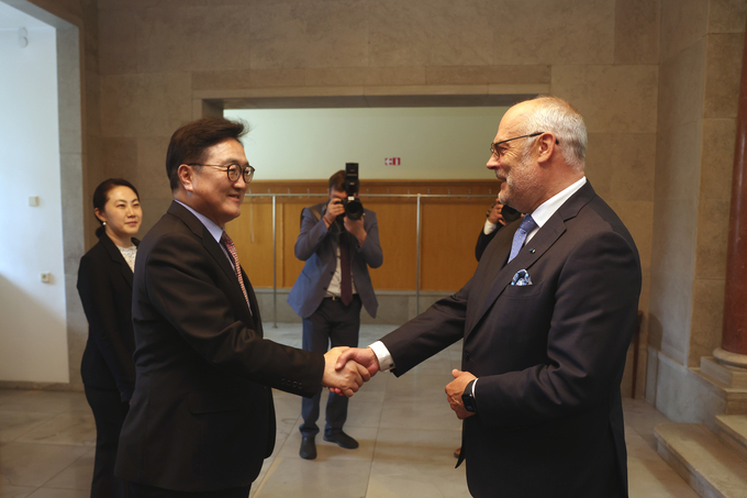 우원식 의장이 알라르 카리스 에스토니아 대통령과 악수하고 있다<br>
<br>
국회제공